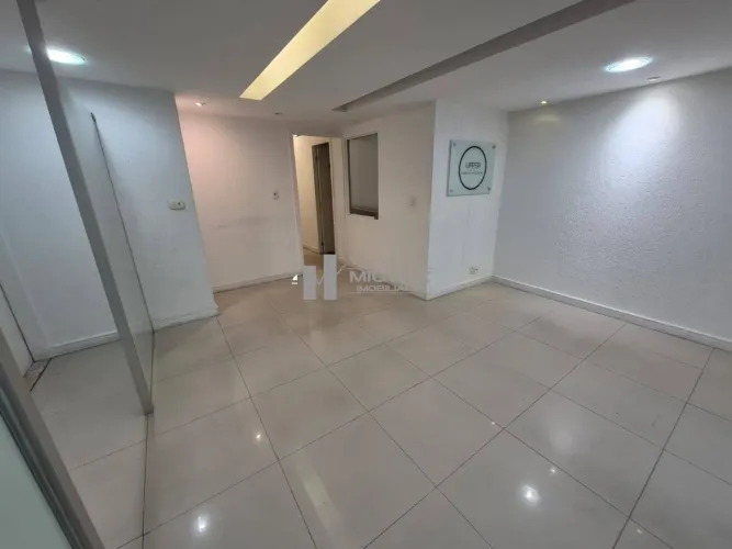 Alugo sala comercial no Centro do Rio de Janeiro, próximo a Igreja da Candelária! Possui 3
