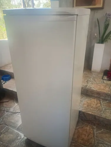 Geladeira compacta Eletrolux