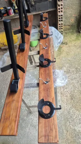 Suporte organizador de sela e cabeçada de parede para celeiro.