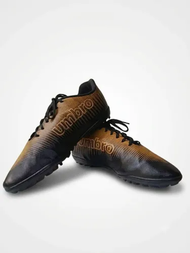 Chuteira Society Tamanho 44 Umbro Class Footballer-Preto/Dourado