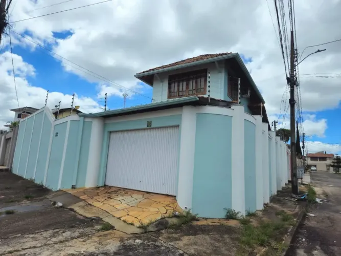 Sobrado para venda possui 200 metros quadrados com 3 quartos em São Carlos - Anápolis - GO