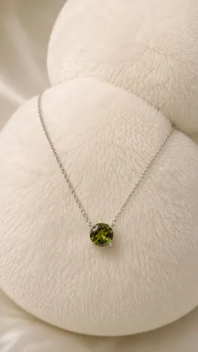 Colar em ródio branco com esfera verde