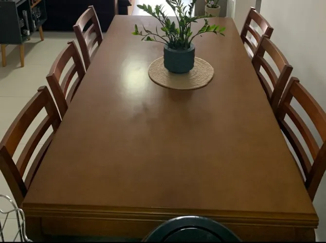 Mesa de jantar de madeira com 6 cadeiras
