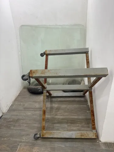 Mesa industrial de 1,5 X 1,5 e 90cm de Altura - Vidro temperado de 10mm