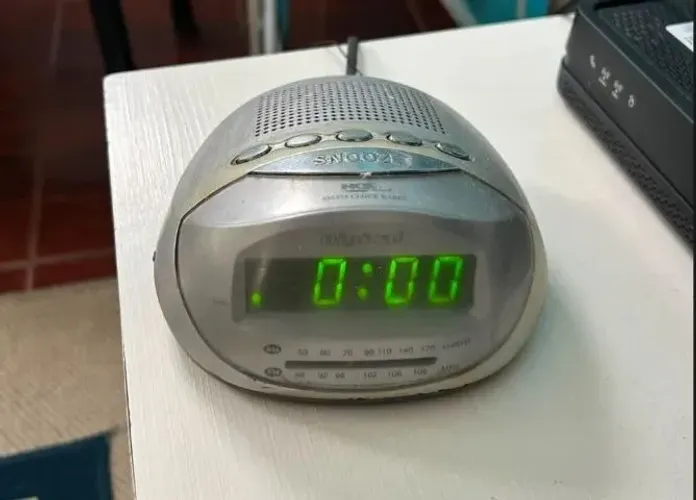 Rádio Relógio Nks AM/FM com Despertador - Colecionador
