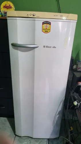 Geladeira Eletrolux de 280 litro.
