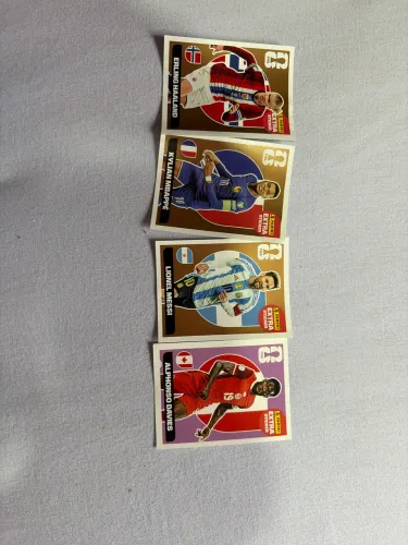 Kit 4 figurinhas e lendária copa Kylian Mbappe Messi Alphonso Davies e Erling Halland