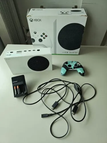 Xbox Series S 512GB + Controle + Carregador de pilhas recarregáveis 