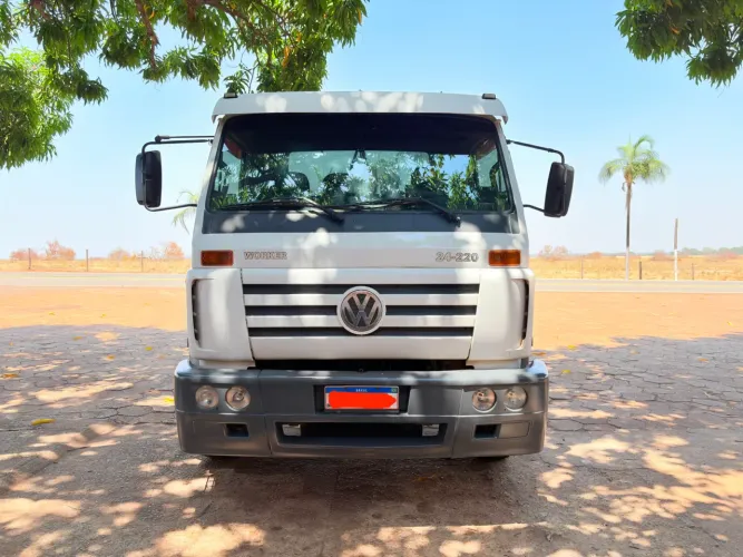 Caminhão VW 24.220 2010/2011