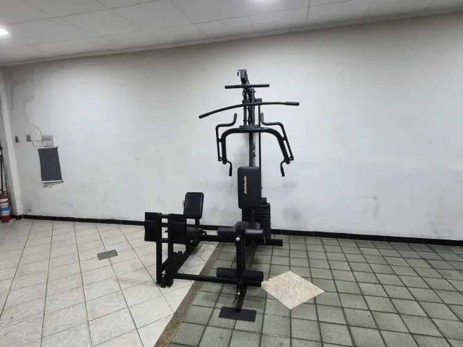 Estação de Musculação Athletic completa com leg press