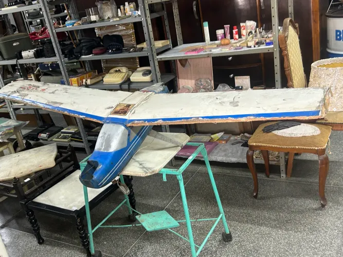 Sucata grande avião aeromodelo marcas do tempo quebrado para decoração ou projetos 
