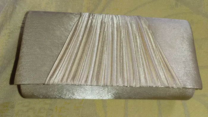 Clutch nude