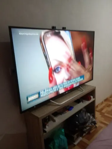 Smartv 65 polegadas apenas detalhes tela vibra interfere em nada