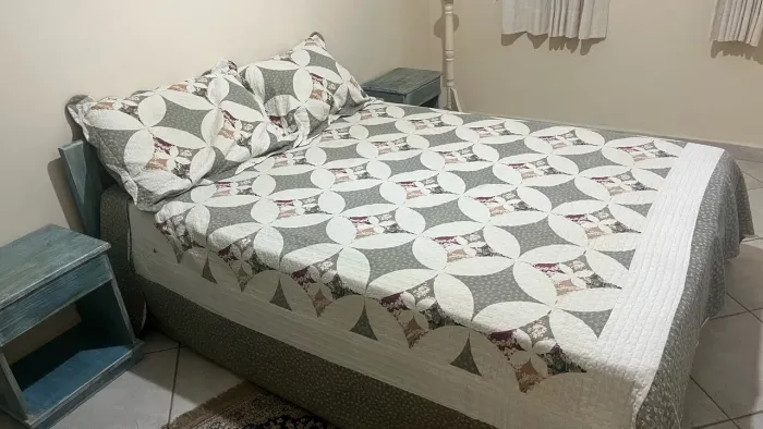 Cama de casal com o colchão e criado mudo