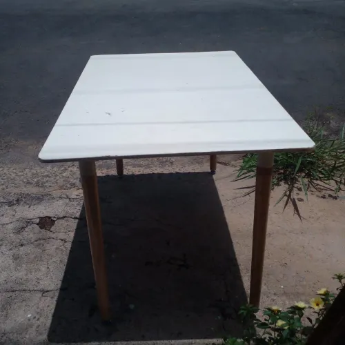 Mesa s as cadeiras