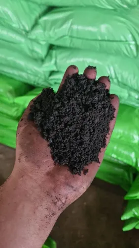 Terra preta peneirada e adubada é pedra para decoração de jardim 