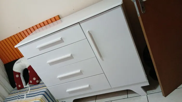Cômoda 1 porta com prateleira e cabide e quatro gavetas