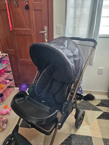 Carrinho de bebê com bebê conforto Galzerano