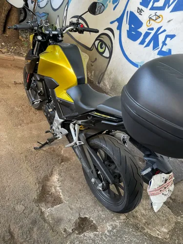 Cb300f dourada sem detalhes