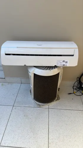 Vendo central midea de ar 12 mil BTI 220V 1 ano de uso