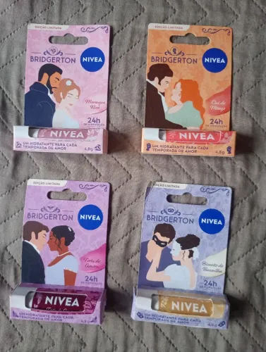 Kit hidratante labial Nívea Bridgeston, cada um deles representa o casal da série