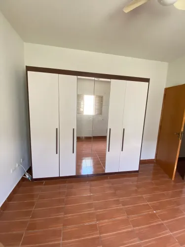 Guarda roupas casal com espelho semi novo