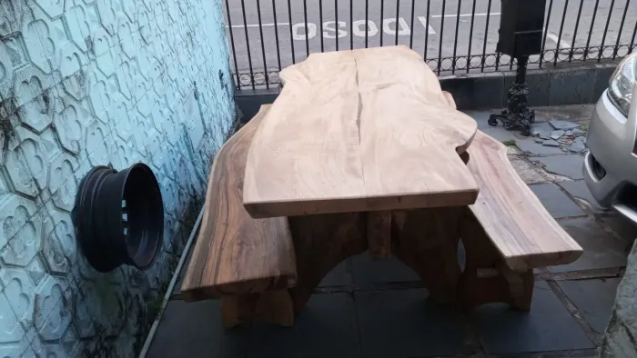 Vende-se um jogo de mesa de madeira ipê