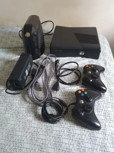 Xbox 360 Slim Desbloqueado + 2 Controles + Cabo HDMI + Estabilizador + Jogos