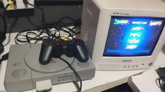 PlayStation 1 na Caixa (Modelo SCPH-7501) + Manuais Originais (Leitor Não Funciona)