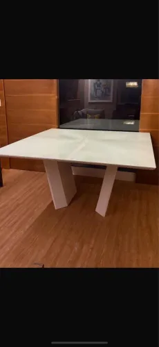 Mesa em laca branca de vidro