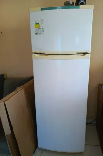 Desapego, funciona bem o congelador, em baixo gela bem pouco 