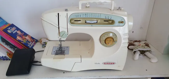 Máquina de Costura Singer Bella Portátil + Pedal