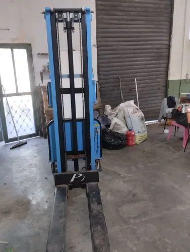 Vendo paleteira semi-elétrica.1000. kl