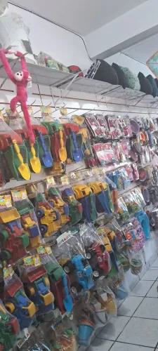 Loja completa montada com estruturas e mercadorias e estoque de reposição e estruturas