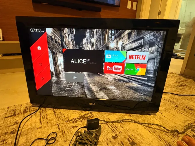 Leia= TV LCD LG sem pés e controle , no estado NÃO É SMART