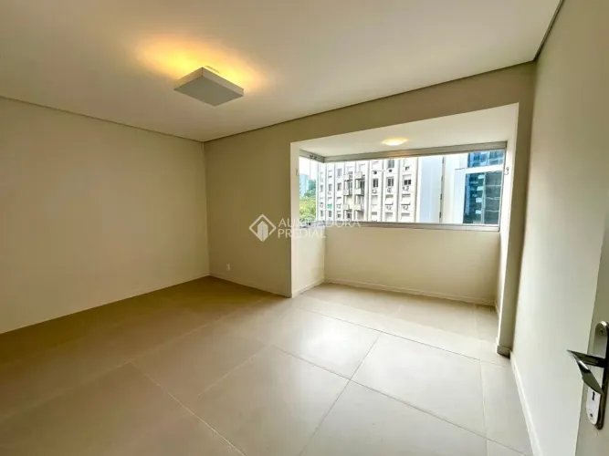Apartamento de 2 dormitórios 60m2 privativos 1 vaga de garagem no bairro Centro