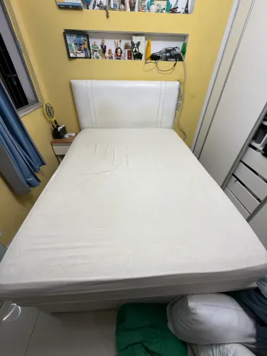 Vendo uma cama box casal completa com cabeceira e base baú