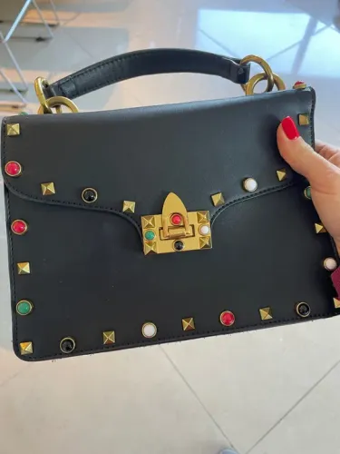 Bolsa com aplicações coloridas e alça removível