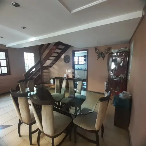 Casa com 3 dormitórios, lavabo, closet, pátio, piscina na Hípica, Zona Sul de POA/RS.