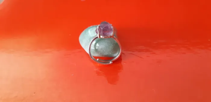 anel em prata ajustável com pedra bruta natural ametista