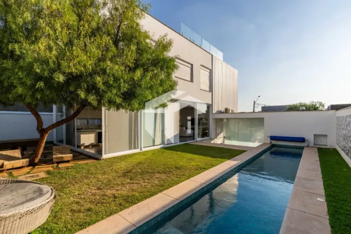 CASA À VENDA EM CONDOMÍNIO FECHADO COM 3 SUÍTES NA REGÃO DO ALPHAVILLE CAMPINAS.