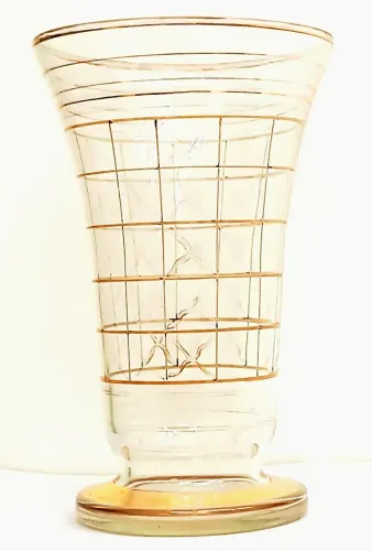Vaso de vidro ART Deco. Mede 25 cm de altura x 16 cm de diâmetro.