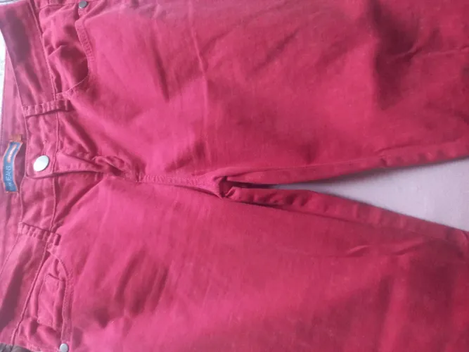 Calça vermelha tamanho médio