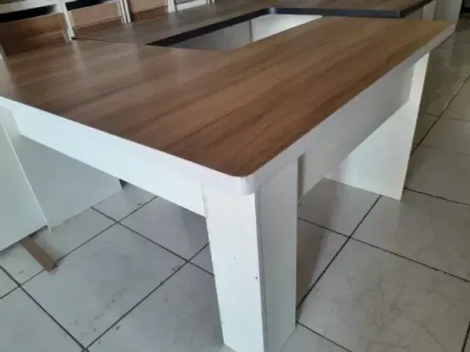 Mesa escrivaninha em L cor nogal e branca - frete gratis