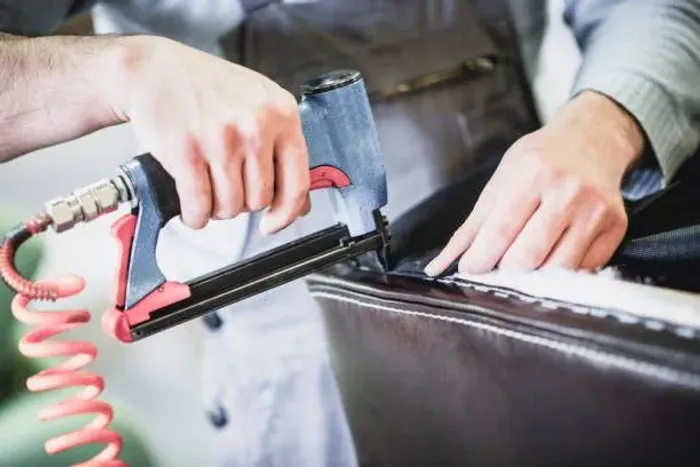 Estofador em tapeçaria - / auxiliar produção tapeceiro 