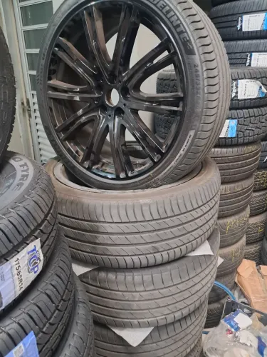 Roda aro 20 estrela preta brilhante duas talas Bmw 5x112 com pneus semi novos Delinte