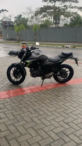 Yamaha FZ25 2024 - Cinza com Detalhes Verdes - Único Dono - R$ 18.000