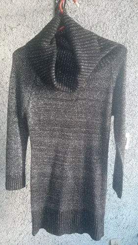 Vestido de Malha Cinza com Detalhes em Prata
