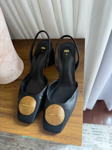 Sapato Zara - Slingback Preto com Detalhe Dourado 