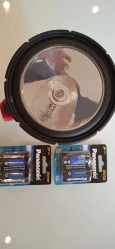 Super Lanterna Panasonic, potente com pilhas